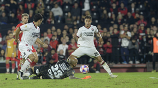Se viene el gol. Sordo espera el rebote del arquero Medina para facturar el segundo tanto del rojinegro.&nbsp;