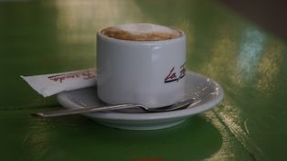 A lo largo de los años se mantiene firme una tradición en bares: poner un plato debajo de la taza de café
