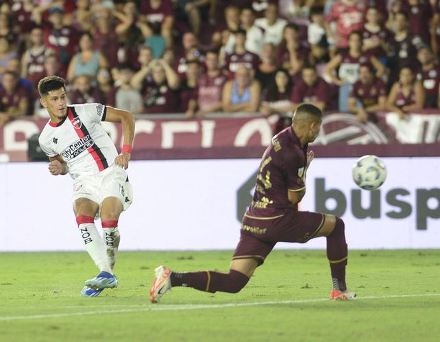 Brian Aguirre le dio de derecha para anotarle un gol a Lanús. Es su única conquista en esta primera mitad de año.