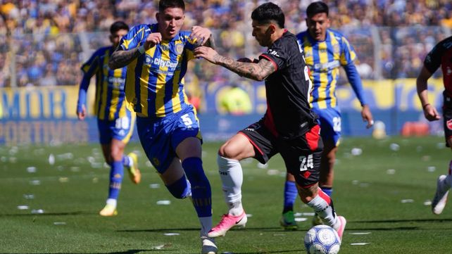 Franco Ibarra intenta quedarse con la pelota ante Franco Escobar. El volante siente que Central perdió dos puntos en el Gigante.