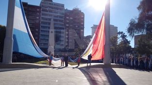 Plaza 25 de Mayo: mirá el primer izamiento de banderas en los mástiles más altos de la provincia