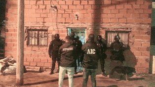 Asalto a una mujer y su beba: allanaron a sospechosos de robarles 1 millón de pesos