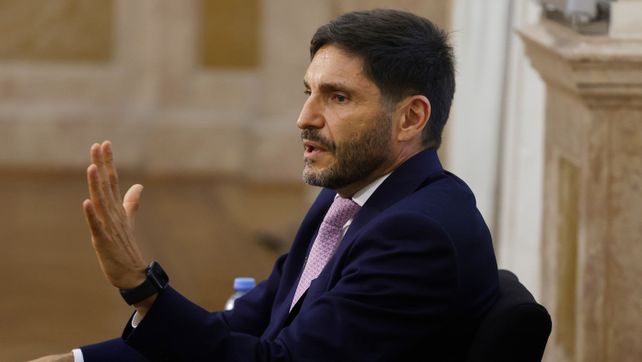 El gobernador Maximiliano Pullaro con idas y vueltas con el gobierno de La Libertad Avanza.