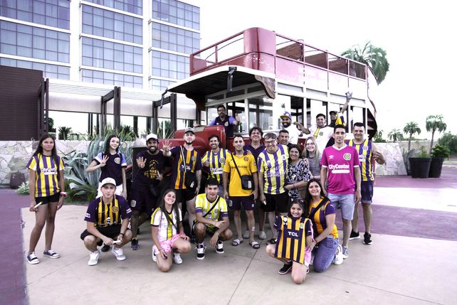 Central: los hinchas recibieron al plantel en Mendoza con bengalas, cantos y banderas