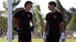 Williams Barlasina y Josué Reinatti entrenan en Bella Vista. Todo parece indicar que Kudelka rotará en el arco de Newells