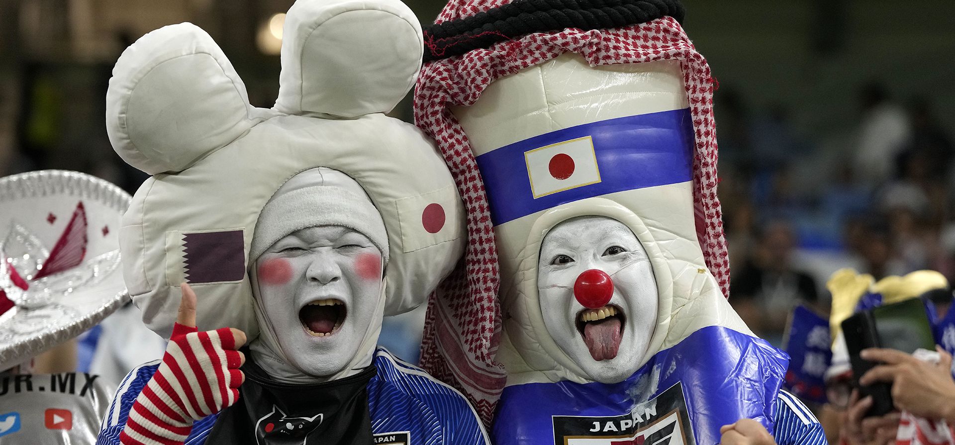 Los seguidores de Japón animan en la tribuna antes del partido de fútbol de los octavos de final de la Copa Mundial entre Japón y Croacia en el estadio Al Janoub en Al Wakrah, Qatar, el lunes 5 de diciembre de 2022. (Foto AP/Frank Augstein)