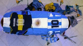 El destino es el mausoleo llamado el Memorial del Diez, para que la gente pueda homenajear a Maradona
