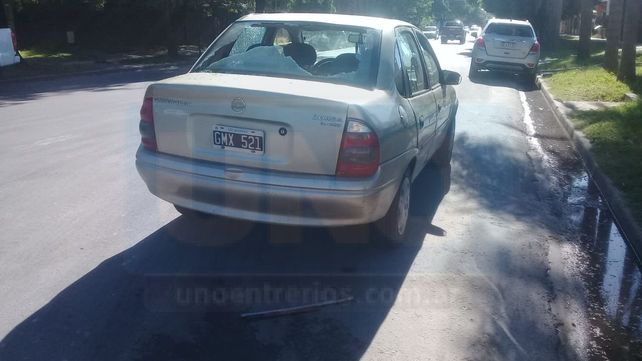 Le rompió los vidrios del auto porque le tocó bocina y no se corrió
