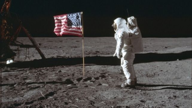 foto de la nasa. Buzz Aldrin posa al lado de la bandera.