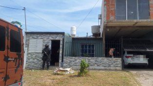 Cinco allanamientos simultáneos en Paraná por narcomenudeo dejaron cinco detenidos, drogas, vehículos y más de $2,2 millones secuestrados.