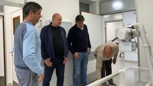&nbsp;El exgobernador Omar Perotti junto al intendente Roly Santacroce en la recorrida por el nuevo efector municipal