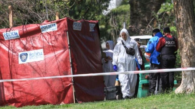 Hallan el cadáver de un hombre flotando en uno de los lagos de Palermo