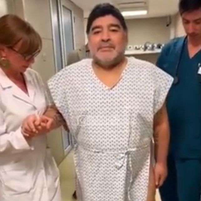 Maradona volvió a caminar tras la operación de rodilla