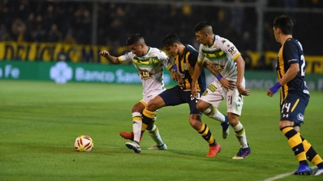 No pudo. Zampedri lucha entre dos rivales. Ni el delantero ni sus compañeros pudieron con los marplatenses.