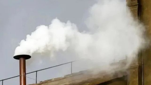 La fumata blanca en la chimenea del tejado de la Capilla Sixtina del Vaticano anuncia que el cónclave ha elegido a un nuevo Papa que reemplazará a Francisco