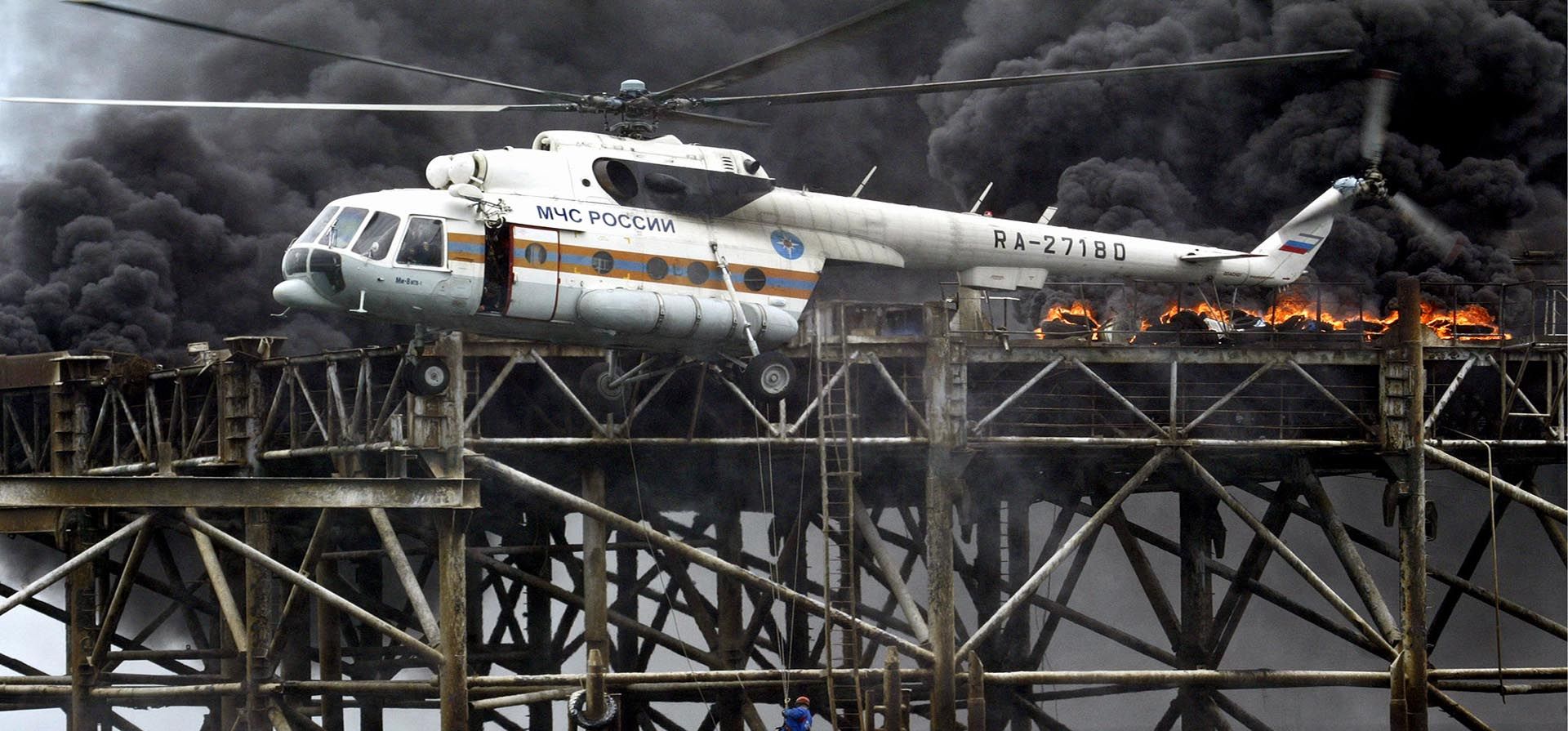 ARCHIVO - Un rescatista ruso hace rappel desde un helicóptero Mi-8 cerca de una plataforma petrolera en llamas durante los ejercicios antiterroristas conjuntos "Kaliningrado 2004" de la OTAN y Rusia en el mar Báltico en el campo de entrenamiento Khmelevka cerca de Kaliningrado, el enclave más occidental de Rusia, el  23 de junio de 2004. Durante un breve período de deshielo en sus relaciones, Rusia y la OTAN coordinaron políticas y realizaron simulacros conjuntos sobre la lucha contra el terrorismo y la búsqueda y rescate en el mar. Foto: / archivo AP