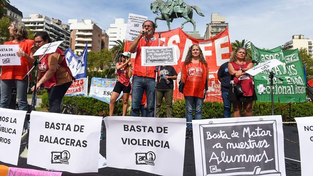 Los maestros rosarinos se movilizaron para exigir que se detengan los ataques contra escuelas