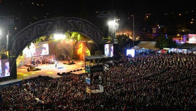 El Festval de Cosquín congrega en la Plaza Póspero Molina multiudes de seguidores del folclore.&nbsp;