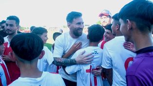 Messi saludó a los chicos que compitieron en el predio de Bella Vista.