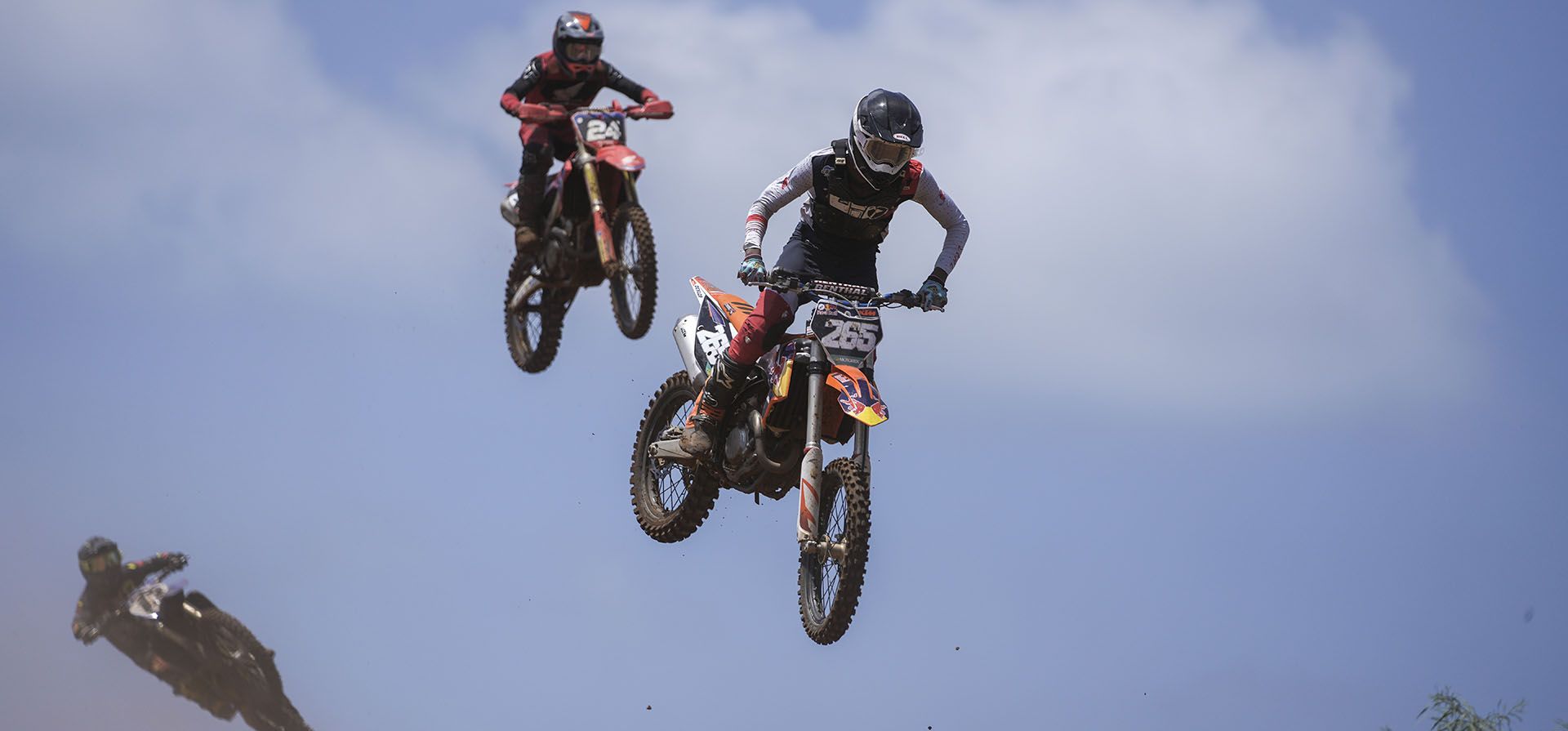 Motociclistas compiten durante un evento de motocross de los Juegos Macabeos en la pista Wingate cerca de Netanya, Israel, el viernes 22 de julio de 2022. 
