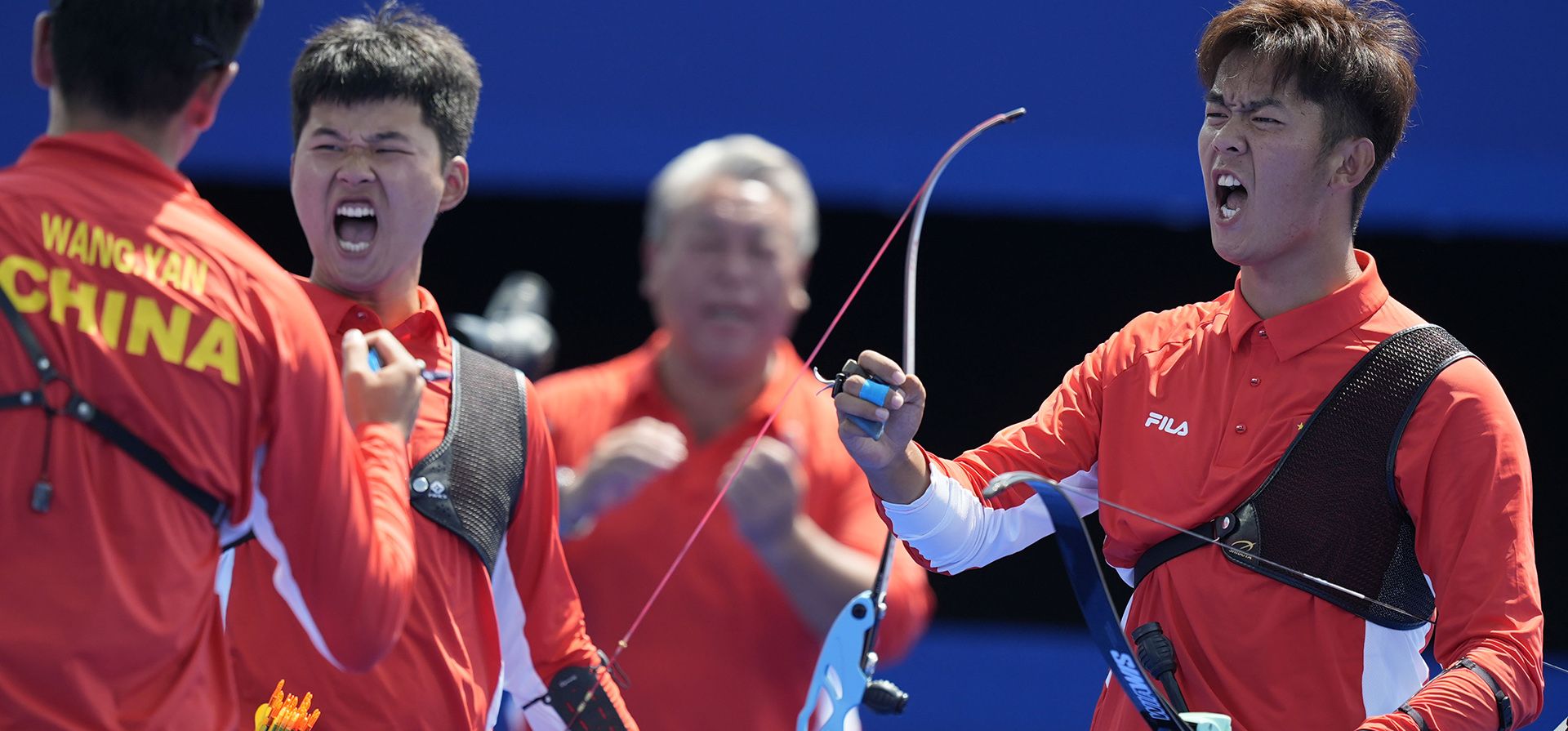 Los chinos Kao Wenchao (izquierda), Li Zhongyuan (centro) y Wang Yan (izquierda) celebran durante la competencia de tiro con arco por equipos masculinos contra Taiwán en los cuartos de final de los Juegos Olímpicos de Verano de 2024, el lunes 29 de julio de 2024, en París, Francia. (Foto AP/Rebecca Blackwell) Los chinos Kao Wenchao (izquierda), Li Zhongyuan (centro) y Wang Yan (izquierda) celebran durante la competencia de tiro con arco por equipos masculinos contra Taiwán en los cuartos de final de los Juegos Olímpicos de Verano de 2024, el lunes 29 de julio de 2024, en París, Francia. (Foto AP/Rebecca Blackwell)