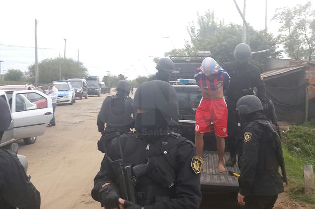Detenidos y armas secuestradas en allanamientos en Alto Verde