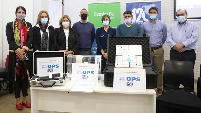Los miembros de la OPS/OMS entregaron equipos a las autoridades de Salud provincial.