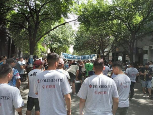 La protesta de los supuestos trabajadores de For Men S.A. en la ciudad de Santa Fe