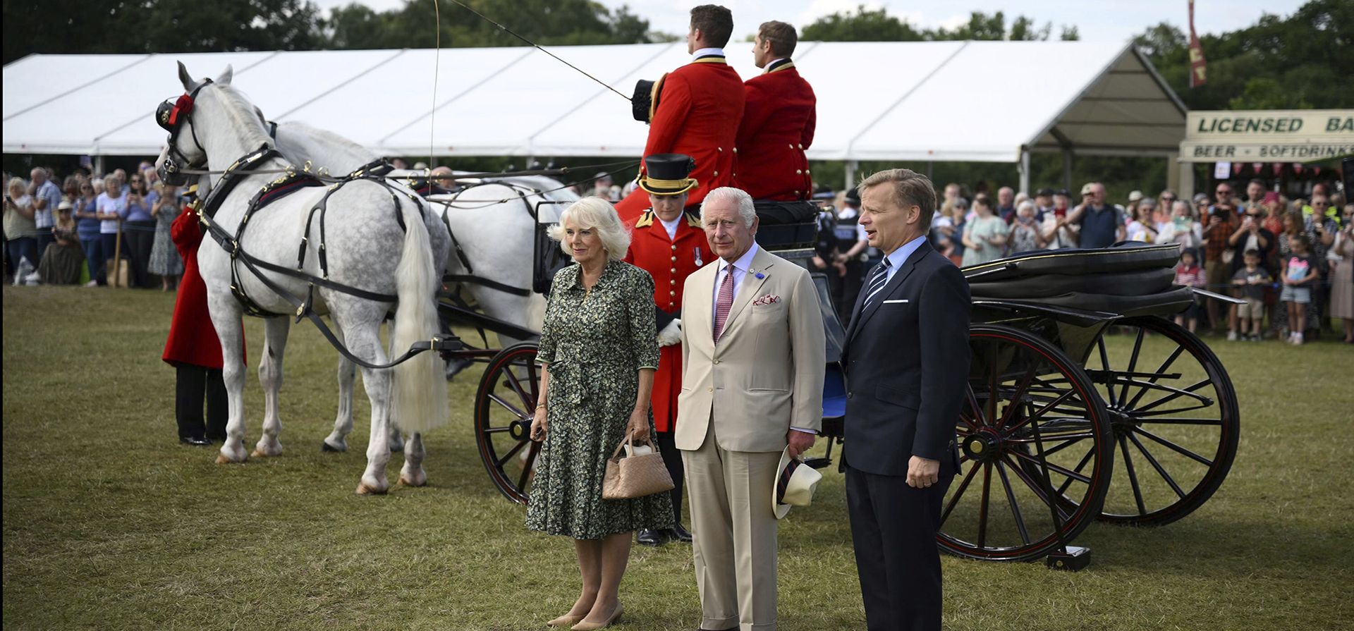 El rey Carlos III de Gran Bretaña, en el centro, y la reina Camila llegan en un carruaje tirado por caballos para visitar el Sandringham Flower Show en Sandringham House en Norfolk, Inglaterra, el miércoles 26 de julio de 2023. (Daniel Leal/PA vía AP) El rey Carlos III de Gran Bretaña, en el centro, y la reina Camila llegan en un carruaje tirado por caballos para visitar el Sandringham Flower Show en Sandringham House en Norfolk, Inglaterra, el miércoles 26 de julio de 2023. (Daniel Leal/PA vía AP)