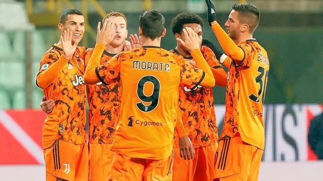 Juventus goleó a Parma y quedó a un punto de Milan en Italia. Juventus goleó a Parma y quedó a un punto de Milan en Italia.