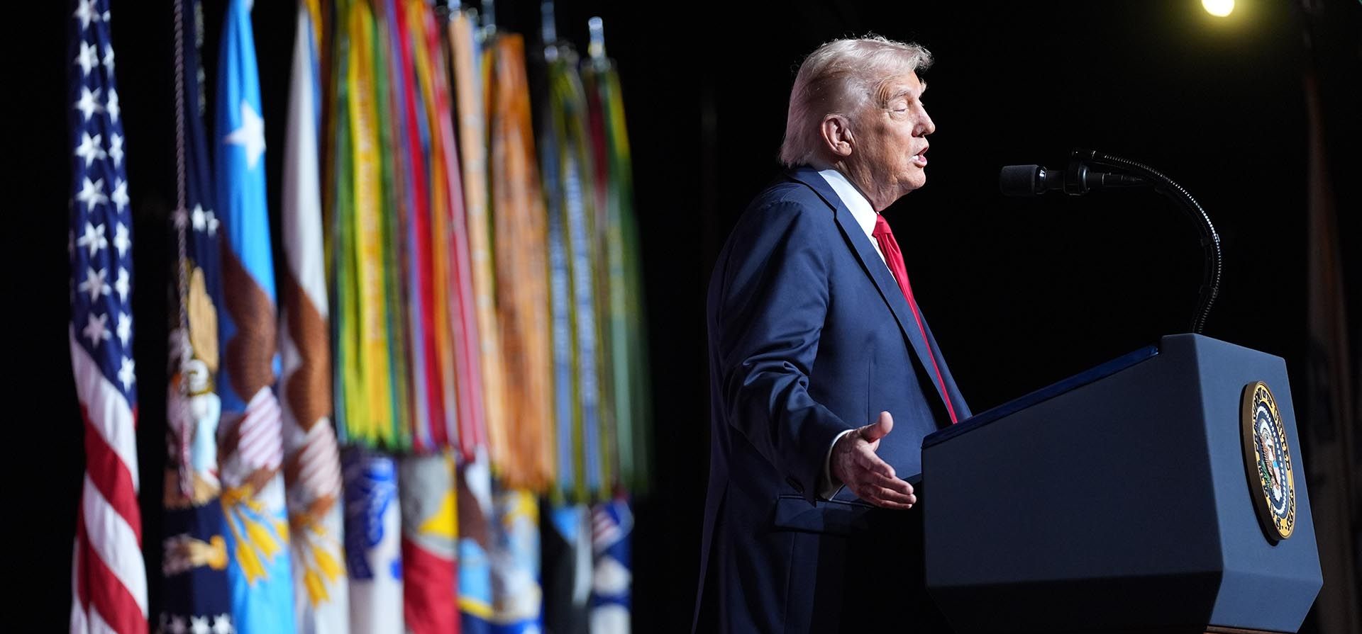 El presidente Donald Trump se dirige a un grupo de altos comandantes militares estadounidenses en la Base del Cuerpo de Marines de Quantico, el martes 30 de septiembre de 2025, en Quantico, Virginia. (Foto AP/Evan Vucci) El presidente Donald Trump se dirige a un grupo de altos comandantes militares estadounidenses en la Base del Cuerpo de Marines de Quantico, el martes 30 de septiembre de 2025, en Quantico, Virginia. (Foto AP/Evan Vucci)