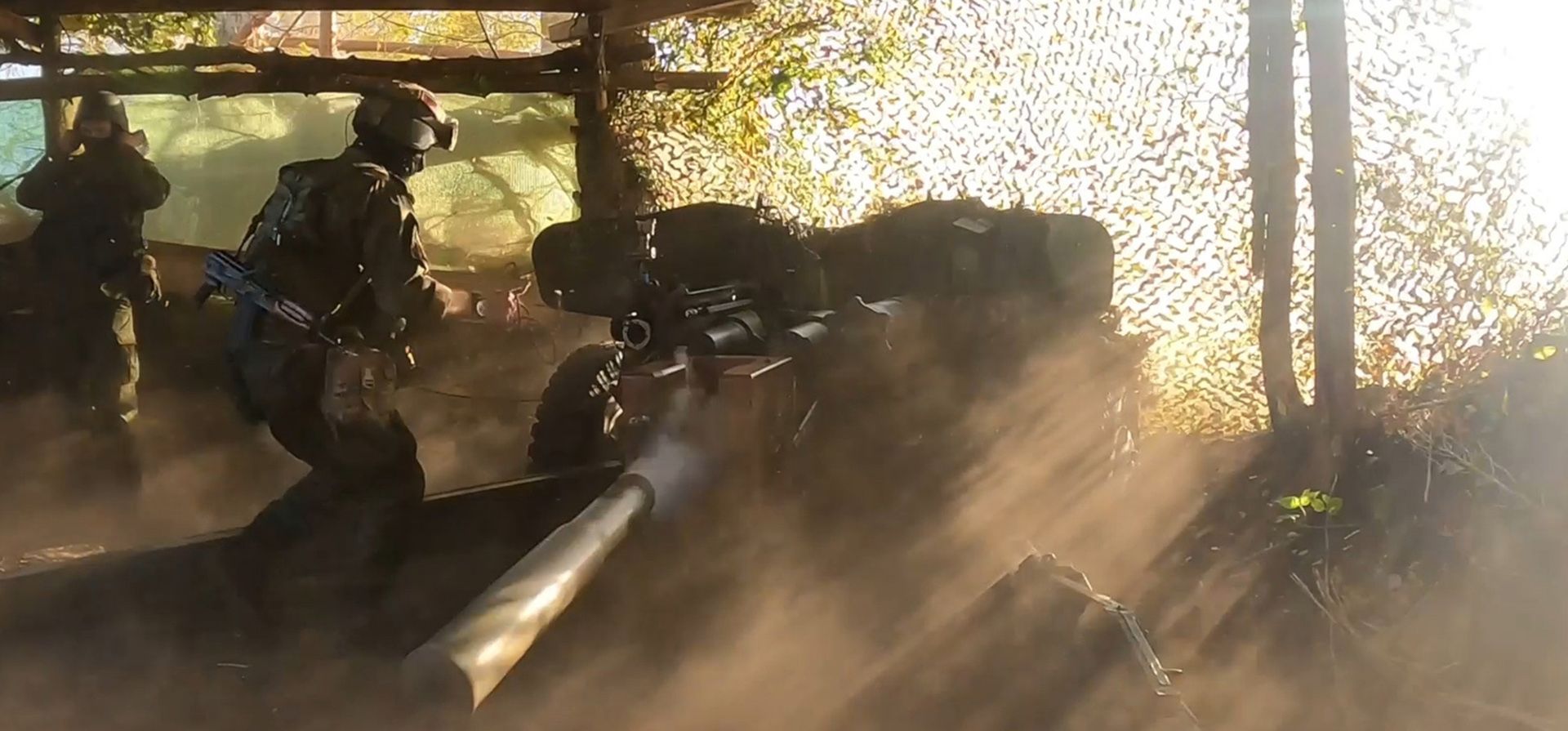 Captura de video distribuido por la oficina de prensa del Ministerio de Defensa de Rusia el 16 de agosto de 2024, un soldado ruso dispara un arma antitanque Rapira en la zona fronteriza de la región de Kursk, Rusia, (Oficina de prensa del Ministerio de Defensa de Rusia vía AP) Captura de video distribuido por la oficina de prensa del Ministerio de Defensa de Rusia el 16 de agosto de 2024, un soldado ruso dispara un arma antitanque Rapira en la zona fronteriza de la región de Kursk, Rusia, (Oficina de prensa del Ministerio de Defensa de Rusia vía AP)