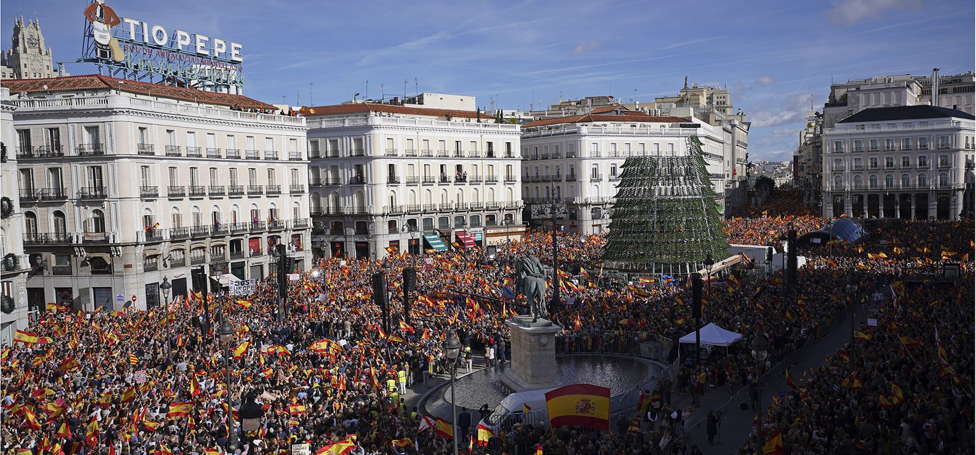 Una multitud con banderas de España llena la Puerta del Sol durante una protesta convocada por el conservador Partido Popular en Madrid, España, el domingo 12 de noviembre de 2023. (AP Foto/Joan Mateu Parra) Una multitud con banderas de España llena la Puerta del Sol durante una protesta convocada por el conservador Partido Popular en Madrid, España, el domingo 12 de noviembre de 2023. (AP Foto/Joan Mateu Parra)