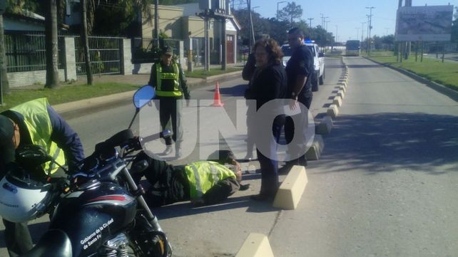 Un inspector municipal motorizado se accidentó y fue ayudado por Gendarmería