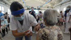 EN LA RURAL. Una adulta mayor recibe su dosis de vacuna contra el coronavirus. EN LA RURAL. Una adulta mayor recibe su dosis de vacuna contra el coronavirus.
