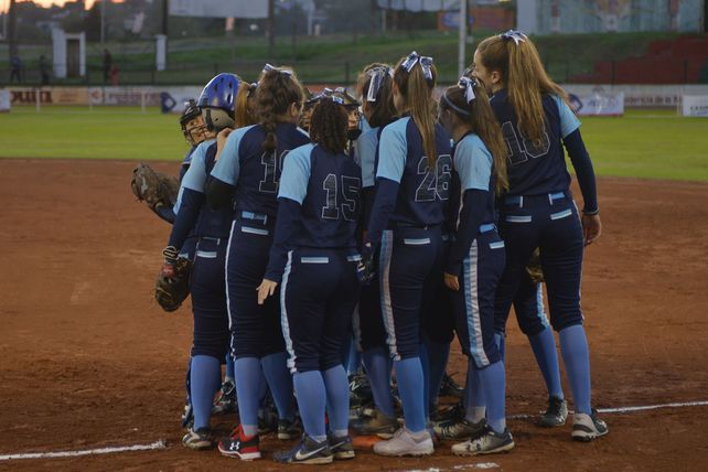 Debut soñado. La Selección Argentina Azul ante Bolivia por 17 corridas a 0. Las chicas se pudieron mostrar ante su gente de la mejor manera y son claras candidatas.