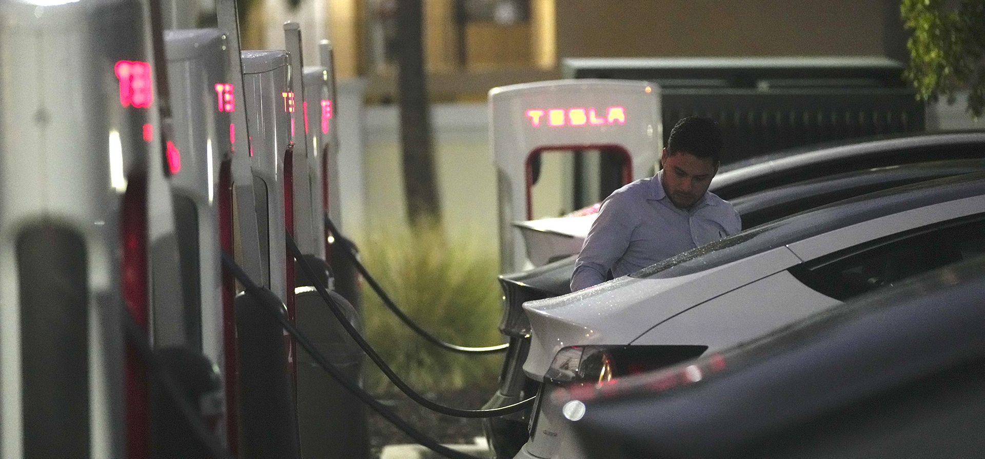 Un conductor carga su automóvil en una estación Tesla Supercharger, el miércoles 16 de noviembre de 2022 en Miami. Foto: AP/Rebecca Blackwell