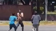 Los dos individuos con remera se enfrentaron contra el que estaba con el torso desnudo. (Foto: captura de video) Los dos individuos con remera se enfrentaron contra el que estaba con el torso desnudo. (Foto: captura de video)