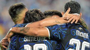 Argentina venció a Honduras con goles de Martínez y Simeone.