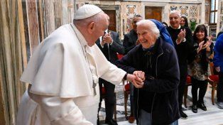 La monja que rompió el protocolo y lloró al papa Francisco tiene una historia cercana a la Argentina