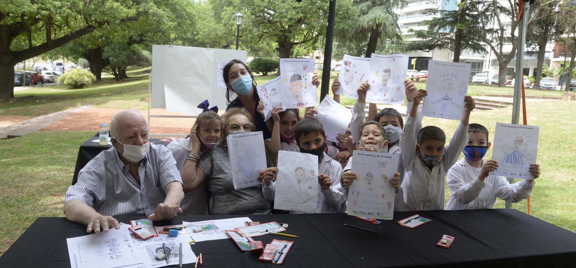 El pasado lunes fue finalmente inaugurado el inmenso mural de Lionel Messi que fue pintado sobre un edificio de avenida de la Libertad al 300. Alumnos de la Escuela Nº92 “Aristóbulo del Valle” se reunieron en el Parque Urquiza frente al inmueble donde se realizó la obra, para realizar dibujos alusivos al deportista más famoso de Rosario. Foto: Silvina Salinas / La Capital