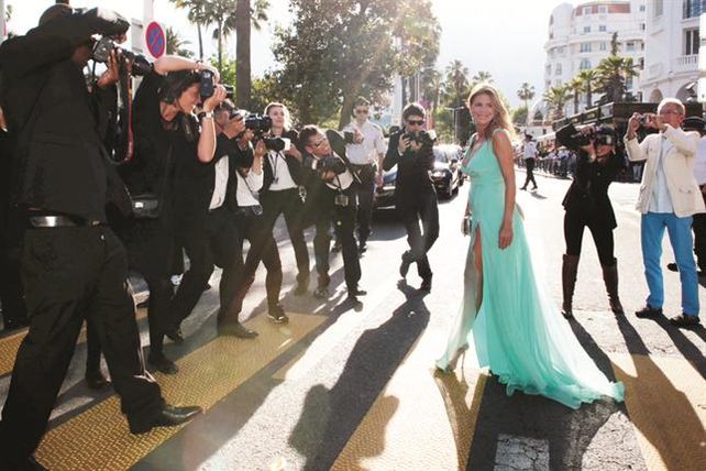 Flavia Palmiero en Cannes: súper escote y tratamiento de estrella