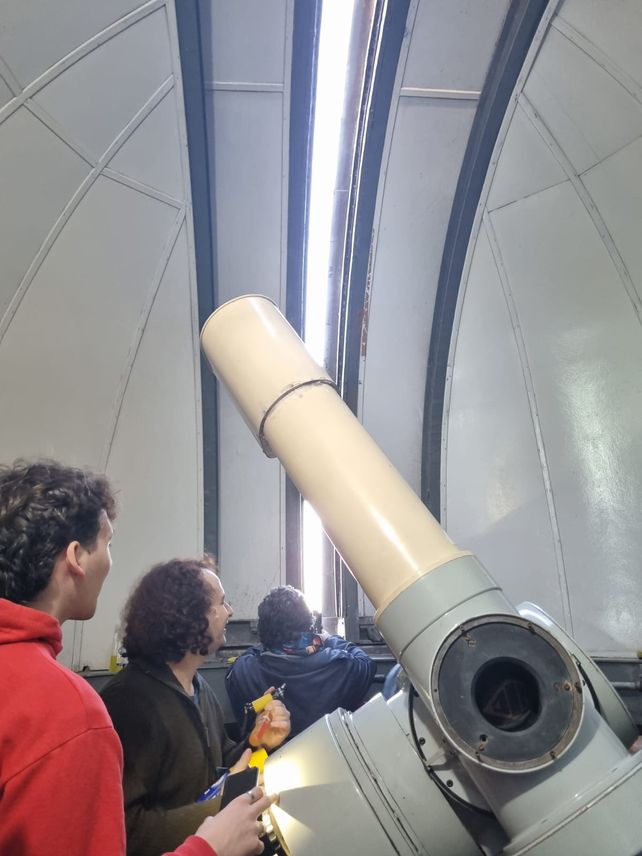 La cara luminosa de la luna: la historia de la recuperación del telescopio de la Biblioteca Vigil