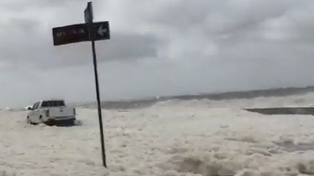 Una oleada de espuma sorprendió a la costa de Punta del Este