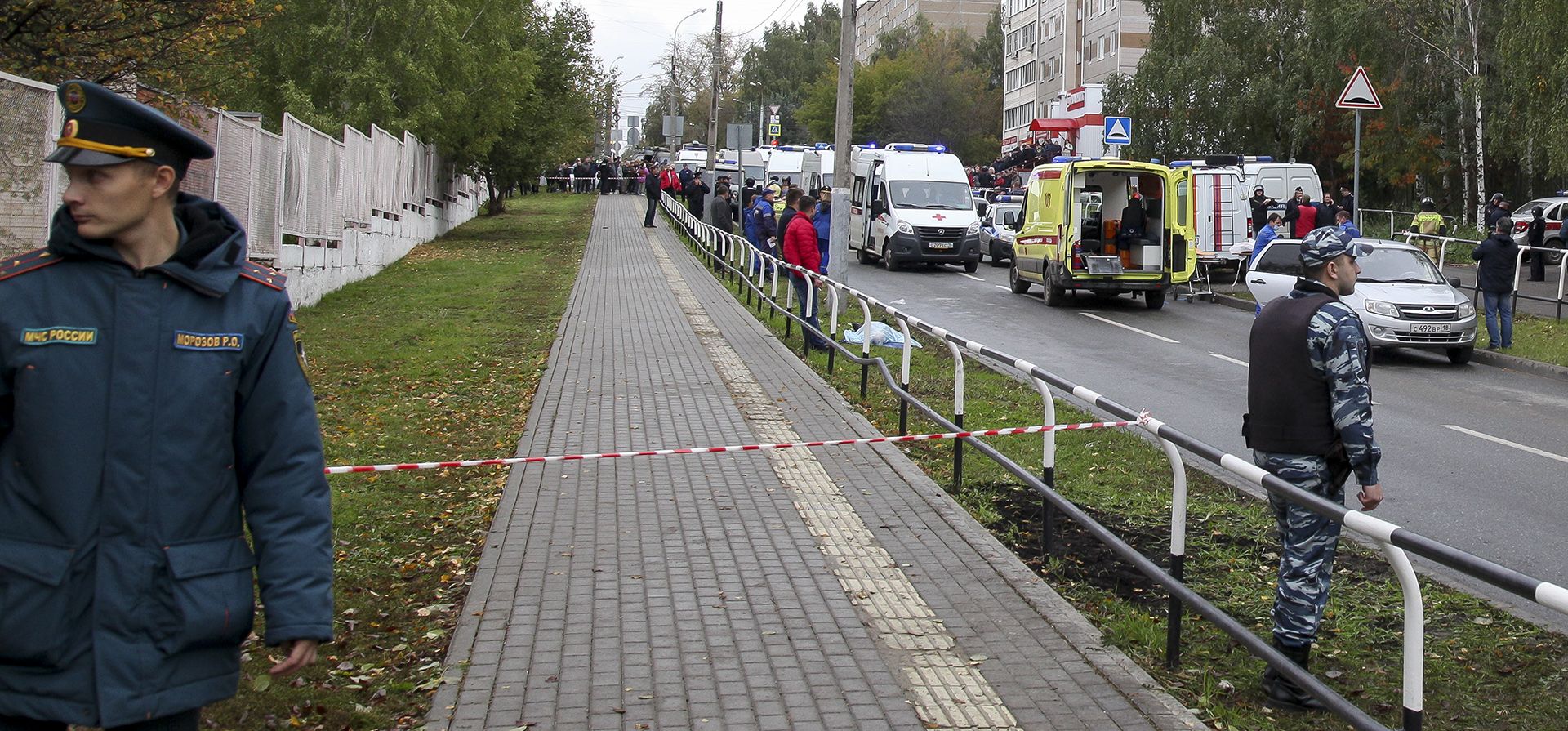 La policía bloquea un área mientras investigadores y paramédicos trabajan en la escena de un tiroteo en la escuela No. 88 en Izhevsk, Rusia, el lunes 26 de septiembre de 2022. Un hombre armado mató a varias personas e hirió a otras el lunes por la mañana en una escuela en el centro de Rusia, dijeron las autoridades.