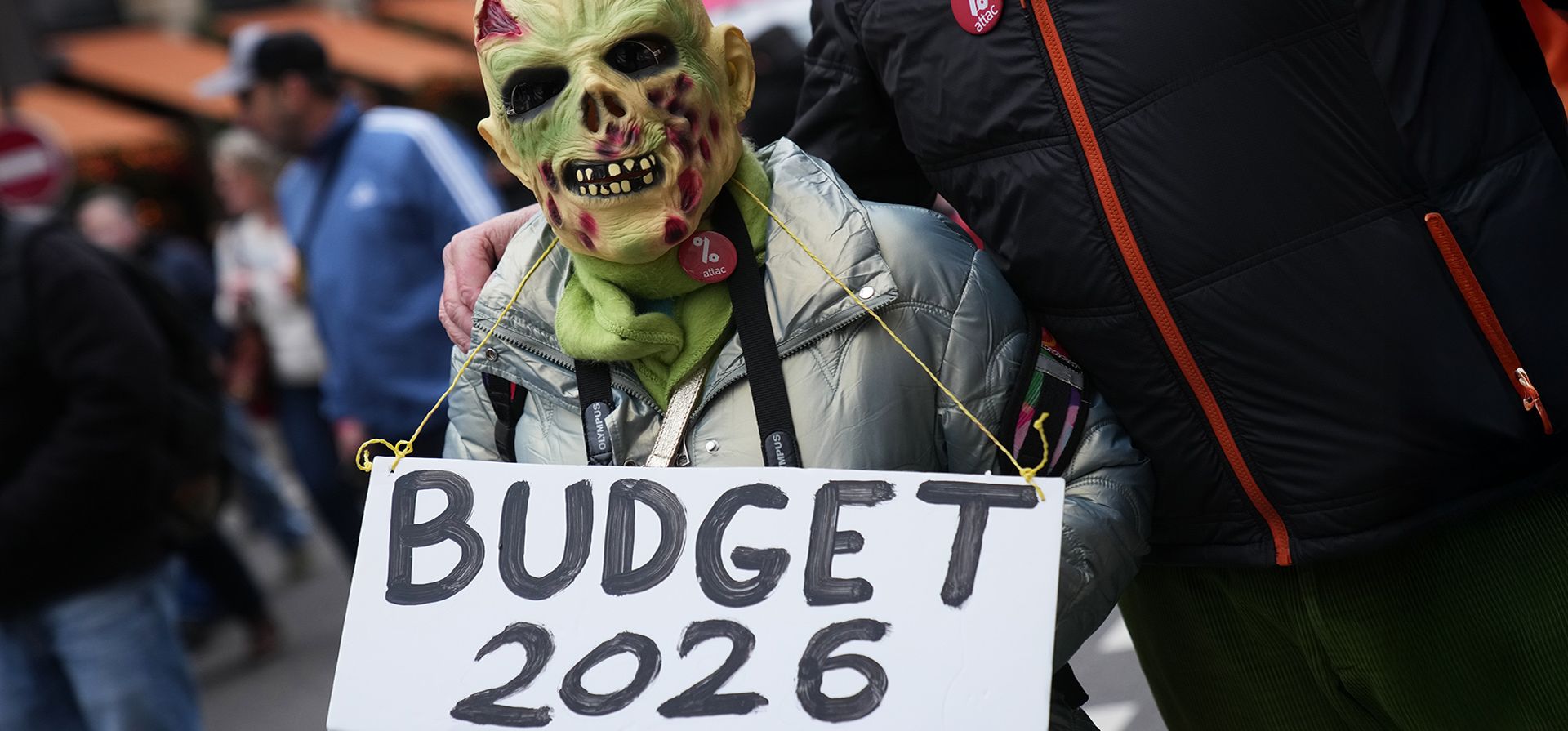 Un manifestante sostiene una pancarta con la leyenda Un manifestante sostiene una pancarta con la leyenda