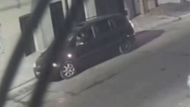 La familia fue abordada por delincuentes cuando llegaba a su casa. (Foto: captura de video)