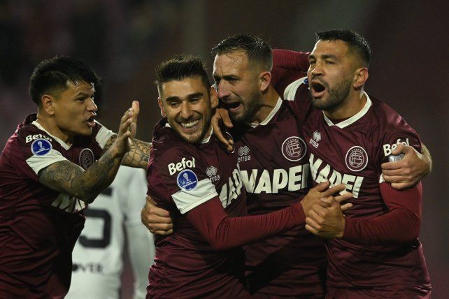 Lanús se quedó con el pasaporte ante su gente.