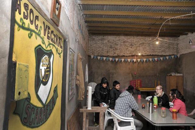 Con una intervención artística, los jóvenes del barrio renovaron la fachada de la Vecinal Scarafía