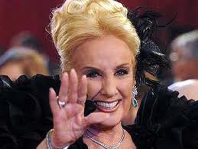 Mirtha Legrand estaba con unos amigos cuando su chofer fue asaltado.